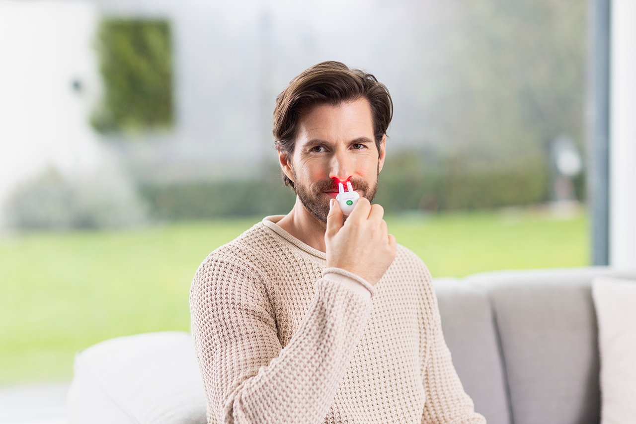 Mann wendet medinose compact Nasentherapiegerät an – effektive Allergielinderung bei Heuschnupfen und Hausstauballergie durch Lichttherapie